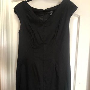 Basic black dress, you can accessorize! 😍